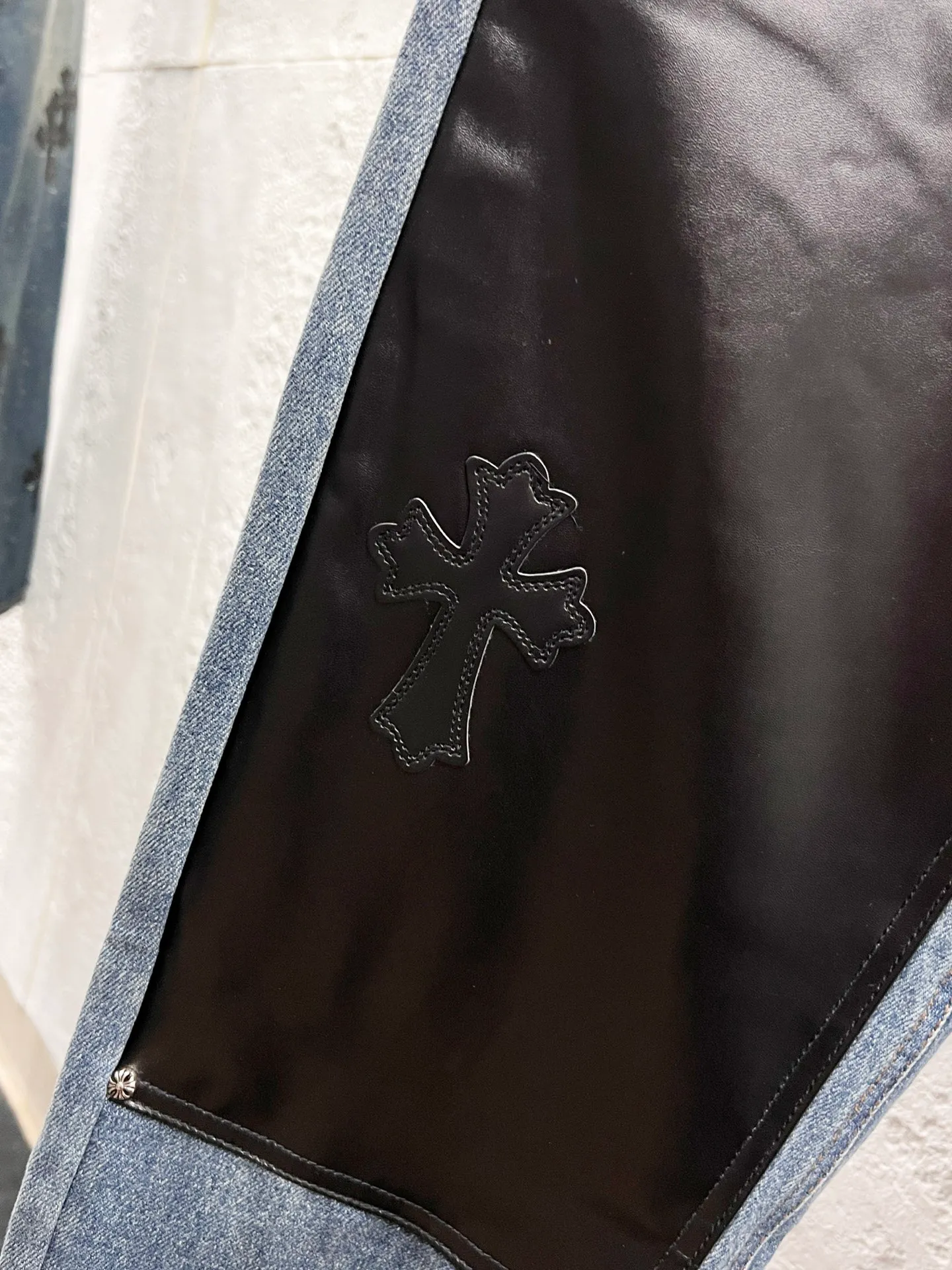 P270 Style number: H927 Chrome hearts & Chrome hearts 25ss black leather cross patch leather jeans Chrome hearts’ logging pants are here! ! ! CH Croix Heart Double Knee Cross Patch Leather Bo1 Style Logging Pants Straight-leg Work Pants B136 Croix Heart Cross Sanskrit Overalls Price 24W Level, patchwork cross pattern embellishment, high-waisted washed jeans! ! Absolutely high-end luxury products, 1.9W level god-level single products, super popular products, made by top heavy industry, not to be missed. About Zangyin, this is an extremely luxurious fashion brand, which can also be called the nobles of the high street. It has always been an exclusive brand of some hipsters or rich second generation. Compared with ordinary high streets, it is more luxurious and noble. Compared with luxury brands, it has a more fashionable personality and has always been a brand that I have a special liking for. Imported yarn is custom-woven into a high-density twill canvas, which ensures a crisp silhouette while also making the fabric feel very delicate. It follows the B01 classic silhouette, with a crisp and stylish upper body. The ready-made garments are stone-ground and fermented and can be matched with any style. Buttons and zinc brushing are washed with genuine YKK retro metal products. Double-layered canvas on the front. Perfect details. All hardware is perfect. Size: 30-32-34-36 Color: blue pants and black leather